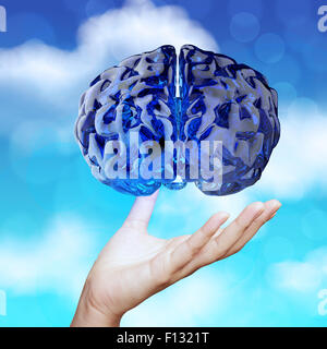 Doktor der Medizin Hand zeigt 3d blaues Glas menschliche Gehirn auf Natur Hintergrund als Konzept Stockfoto
