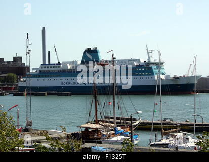 Ronne. Juni-06-2012. Segelboote und die Fähre in den Hafen von Rønne. Dänemark Stockfoto