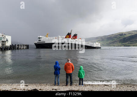 Caledonian Macbrayne (Calmac) Fähre von Stornaway auf Isle of Lewis im äußeren Hebriden nähert sich Ullapool Fährhafen in Sc Stockfoto