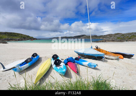 Boote am Strand von Achmelvich in Assynt, Sutherland, Nord-West-Schottland Stockfoto