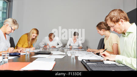 Anwendung-Kandidaten im Assessment-Center ausfüllen testen Formen Stockfoto