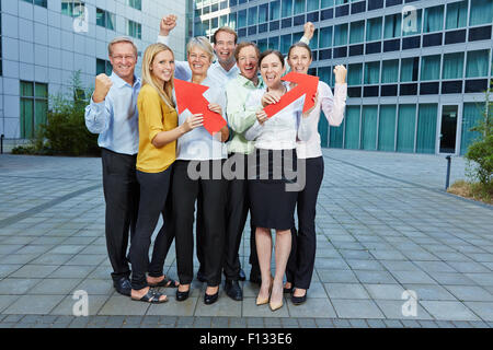 Jubelnde Menschen Geschäftsteam mit roten Pfeilen nach oben Stockfoto