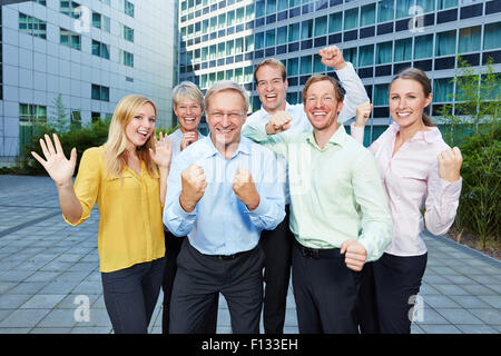 Die Gewinner jubeln gemeinsam mit ihrer geballten Fäusten in ein Business-team Stockfoto