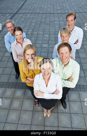 Geschäftsleuten stehen in einem dynamischen Team-Bildung Stockfoto