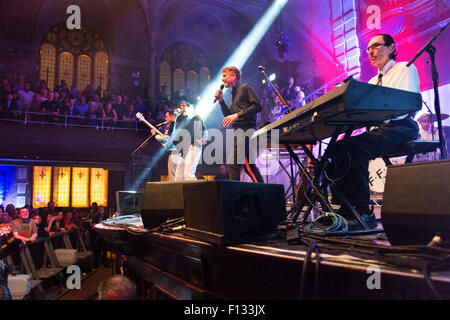 Manchester, UK. 25. August 2015. U.S. / UK band FFS (Franz Ferdinand und Funken), im Konzert in der Albert Hall, Manchester. Bildnachweis: John Bentley/Alamy Live-Nachrichten Stockfoto