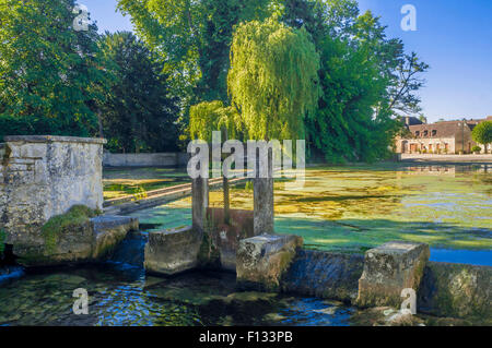 Alte restaurierte öffentlichen Waschplatz und Teich, Nuits-Sur-nahegelegenen, Yonne, Frankreich. Stockfoto