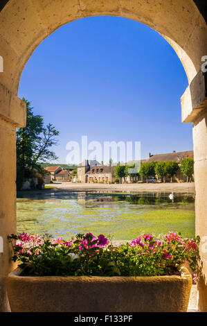 Alte restaurierte öffentlichen Waschplatz und Teich, Nuits-Sur-nahegelegenen, Yonne, Frankreich. Stockfoto