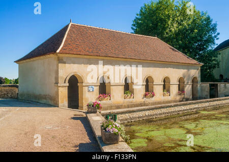 Alte restaurierte öffentlichen Waschplatz und Teich, Nuits-Sur-nahegelegenen, Yonne, Frankreich. Stockfoto