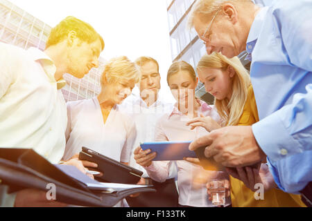 Business-Meeting mit Tablet-Computer im Sommer an einem sonnigen Tag im freien Stockfoto