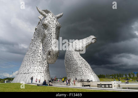 Die Kelpies Skulptur von zwei Pferden am Eingang zu den Forth und Clyde Canal im The Helix-Park in der Nähe von Falkirk, Schottland Stockfoto