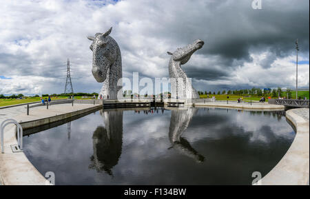 Die Kelpies Skulptur von zwei Pferden am Eingang zu den Forth und Clyde Canal im The Helix-Park in der Nähe von Falkirk, Schottland Stockfoto