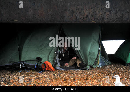 Brighton, UK. 26. August 2015. UK-Wetter. Diese grobe Schläfer sieht glücklich genug nimmt er Unterschlupf in seinem Zelt unter Brighton Pier, da starke Winde und sintflutartigen Regen wieder die Südküste Vormittag Teig sich die schreckliche August-Sommerwetter befindet weiter diese Woche, bis eine erwartete Verbesserung für das Wochenende Kredit Prognose ist: Simon Dack/Alamy Live News Stockfoto