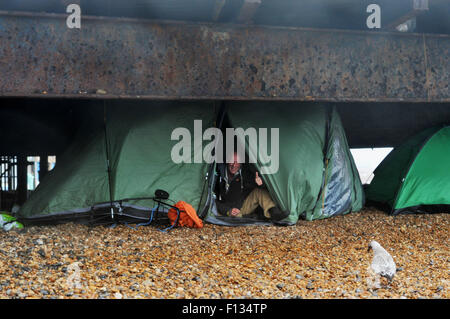 Brighton, UK. 26. August 2015. UK-Wetter. Diese grobe Schläfer sieht glücklich genug nimmt er Unterschlupf in seinem Zelt unter Brighton Pier, da starke Winde und sintflutartigen Regen wieder die Südküste Vormittag Teig sich die schreckliche August-Sommerwetter befindet weiter diese Woche, bis eine erwartete Verbesserung für das Wochenende Kredit Prognose ist: Simon Dack/Alamy Live News Stockfoto