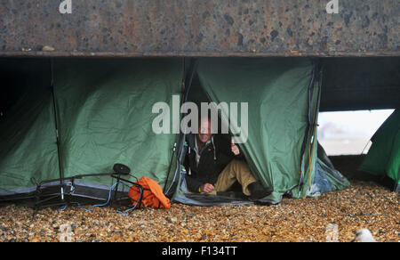 Brighton, UK. 26. August 2015. UK-Wetter. Diese grobe Schläfer sieht glücklich genug nimmt er Unterschlupf in seinem Zelt unter Brighton Pier, da starke Winde und sintflutartigen Regen wieder die Südküste Vormittag Teig sich die schreckliche August-Sommerwetter befindet weiter diese Woche, bis eine erwartete Verbesserung für das Wochenende Kredit Prognose ist: Simon Dack/Alamy Live News Stockfoto