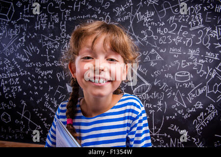 Niedliche kleine Mädchen vor große Tafel Stockfoto