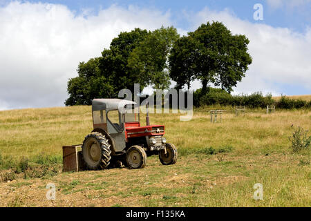 Massey Ferguson in Devon Feld, Massey, Traktor, Ferguson, Bauernhof, moderne, outdoor, Modell, Räder, Vorbereitung, Heavy, Landwirtschaft, Stockfoto