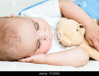 Baby schläft unter einer Decke Stockfoto