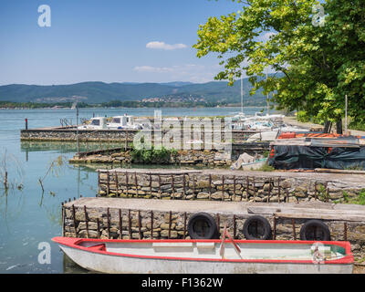 Kleiner Hafen am Isola Maggiore im Trasimenischen See in Umbrien Stockfoto