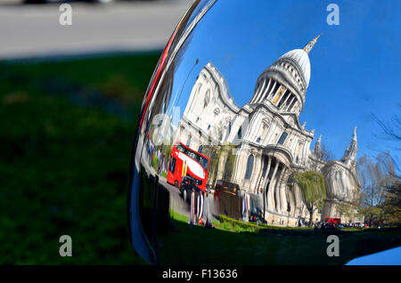 London, England, Vereinigtes Königreich. St. Pauls Cathedral spiegelt sich in einer Metallkugel auf der Straße Stockfoto