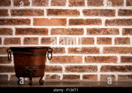 Antiquitäten, Wein Eimer aus Messing auf Ziegel Wand Hintergrund gemacht Stockfoto