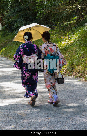 Zwei Japanerinnen mit Sonnenschirm in Kimono gekleidet Stockfoto