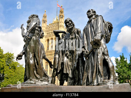 London, England, Vereinigtes Königreich. Rodins Bürger von Calais (1895) in der Victoria Tower Gardens, Westminster. Häuser des Parlaments hinter. Stockfoto