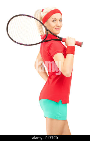 Vertikale Schuss eine junge Tennisspielerin isoliert halten einen Schläger und posiert auf weißem Hintergrund Stockfoto