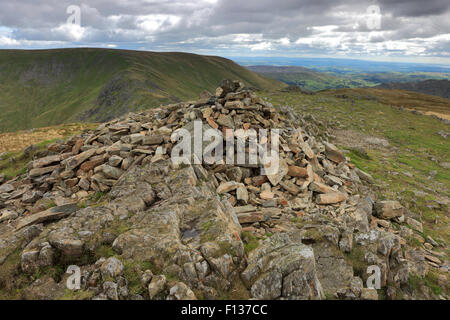 Sommer, Gipfel Cairn Mardale Ill Glocke fiel, Nationalpark Lake District, Cumbria, England, UK.  Mardale Ill Glocke fiel Stockfoto