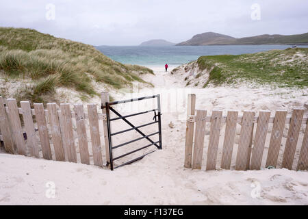 Dünen und Strand mit Zaun und Tor auf der Isle of Barra, Äußere Hebriden, Schottland Stockfoto