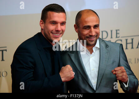 Lukas Podolski, Arthur Abraham - Premiere des Films schlug Den Gewinn der Fussball Armeesportler 2014 "Die Mannschaft", Sony Stockfoto