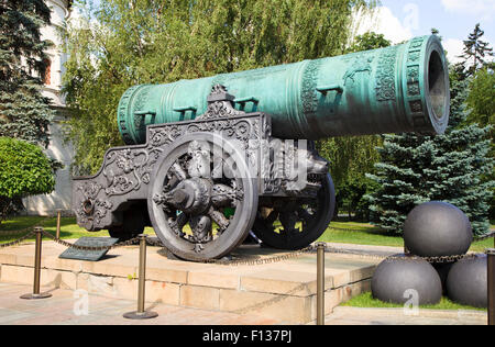 Blick auf das historische Monument der Zarenkanone im Kreml in Moskau, Russland Stockfoto