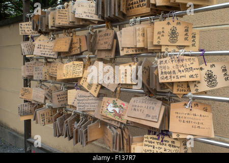 EMA hölzernen Tafeln in einem Shinto-Schrein Stockfoto