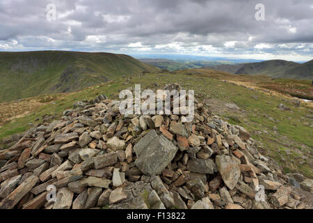 Sommer, Gipfel Cairn Mardale Ill Glocke fiel, Nationalpark Lake District, Cumbria, England, UK.  Mardale Ill Glocke fiel Stockfoto