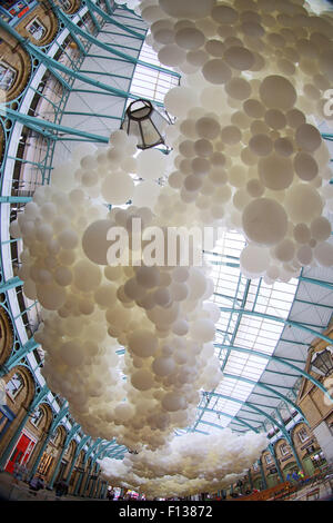 London, UK. 26. August 2015. Ballonkunst Installation von Charles Petillon in Covent Garden in London. Eine neue Ballon Kunstinstallation namens Herzschlag des französischen Künstlers Charles Petillon wurde in Covent Garden im Rahmen des jährlichen Kulturprogramms installiert. Die Installation setzt sich aus rund 100.000 weiße Latexballons und werden durch sie Lichtimpulse projiziert haben. Bildnachweis: Paul Brown/Alamy Live-Nachrichten Stockfoto