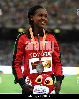 Peking, China. 26. August 2015. Silbermedaillengewinner Kenia glauben Chepngetich Kipyegon feiert, während der Verleihung von 1500 m Frauen bei der IAAF Weltmeisterschaften 2015 an die "Vogels Nest'National Stadion in Peking, Hauptstadt von China, 26. August 2015. Bildnachweis: Wang Haofei/Xinhua/Alamy Live-Nachrichten Stockfoto