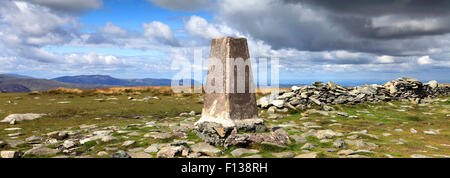 Sommer, Gipfel Cairn der High Street fiel, Nationalpark Lake District, Cumbria, England, UK.  High Street fiel Stockfoto