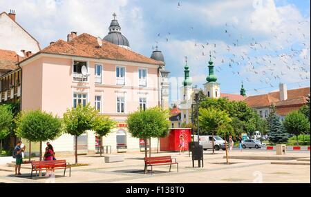 Targu Mures, Rumänien - 2. Juli 2015: Touristen bewundern die alte Architektur in der Innenstadt von Targu Mures Stockfoto