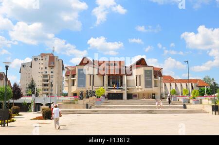 Targu Mures, Rumänien - 2. Juli 2015: Ansicht der modernen Architektur des Nationaltheaters in Targu Mures Stockfoto