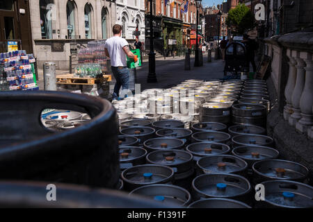 Lieferung Mann und Bier Fässer auf dem Bürgersteig in South William Street in Dublins Kreativquartier, Dublin, Irland. Stockfoto