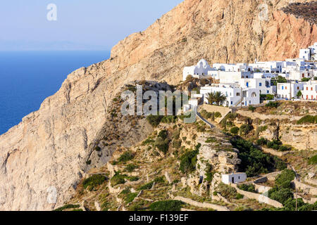 Klippe weiß getünchten Gebäuden in Chora, Folegandros, Kykladen, Griechenland Stockfoto