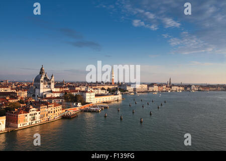 Venedig, Blick auf die Stadt, einschließlich Santa Maria della Salute und San Marco Campanile Bell tower im Abendlicht Stockfoto