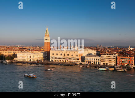 Blick über die Stadt einschließlich Glockenturm Campanile San Marco und Piazza San Marco im Bild von Canal San Marco Venedig Italien Stockfoto