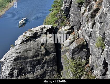 Rathen, Deutschland. 26. August 2015. Passagier-Dampfer "Pirna", Baujahr 1898, fährt vorbei an steilen Klippen an der Elbe im Bereich bekannt als "Saechsischen Schweiz (Sächsische Schweiz) in der Nähe von Rathen, Deutschland, 26. August 2015. Nach Wochen der niedrigen Wasserständen an der Elbe ist die Pirna das erste Dampfschiff, Reisen in die Sächsische Schweiz, die regelmäßigen Versand Zeitplan wieder auf Kurs zu bringen. Foto: Matthias Hiekel/ZB/Dpa/Alamy Live News Stockfoto