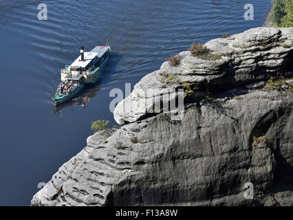 Rathen, Deutschland. 26. August 2015. Passagier-Dampfer "Pirna", Baujahr 1898, fährt vorbei an steilen Klippen an der Elbe im Bereich bekannt als "Saechsischen Schweiz (Sächsische Schweiz) in der Nähe von Rathen, Deutschland, 26. August 2015. Nach Wochen der niedrigen Wasserständen an der Elbe ist die Pirna das erste Dampfschiff, Reisen in die Sächsische Schweiz, die regelmäßigen Versand Zeitplan wieder auf Kurs zu bringen. Foto: Matthias Hiekel/ZB/Dpa/Alamy Live News Stockfoto