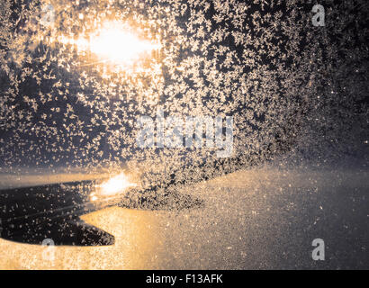 Blick aus satiniertem Flugzeugfenster bei Sonnenuntergang Stockfoto