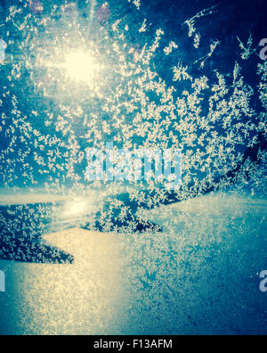 Blick aus satiniertem Flugzeugfenster bei Sonnenuntergang. Stockfoto