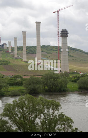 Neue Hochmosel Straße Brücke Viadukt im Bau über Mosel River Urtzig Deutschland Stockfoto