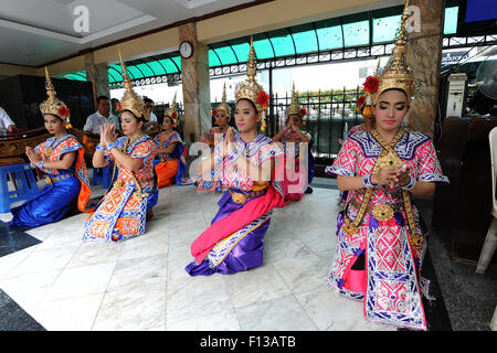 Bangkok, Thailand. 26. August 2015. Thai Tänzer klassischen für Phra Phrom, die thailändische Interpretation des Hindu-Gottes Brahma, am Erawan Schrein in Bangkok, Thailand, 26. August 2015. Thailands Tourismusbranche wird vor den negativen Auswirkungen der jüngsten Bombenanschlag in der Innenstadt von Bangkok, rebound, die links mindestens 20 Menschen getötet, thailändische Tourismus und Sport Minister Kobkarn Wattanavrangkul Mittwoch sagte. © Rachen Sageamsak/Xinhua/Alamy Live-Nachrichten Stockfoto