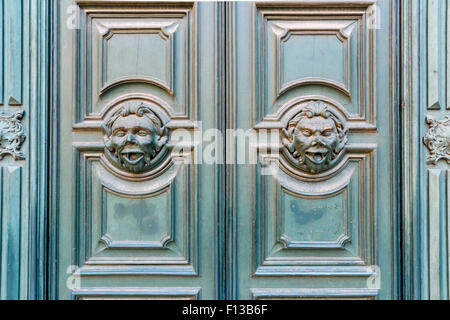 Detail der reich verzierte Holztür in San Polo, Venedig, Veneto, Italien Stockfoto