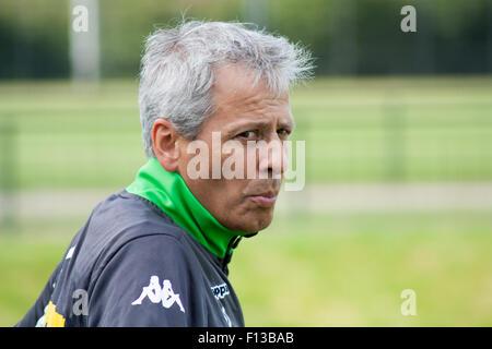 Mönchengladbach, Deutschland. 26. August 2015. Fußball-Trainer Lucien Favre beim Training der deutschen Fußball-Clubs VFL Borussia Mönchengladbach. Bildnachweis: Daniel Kaesler/Alamy Live-Nachrichten Stockfoto